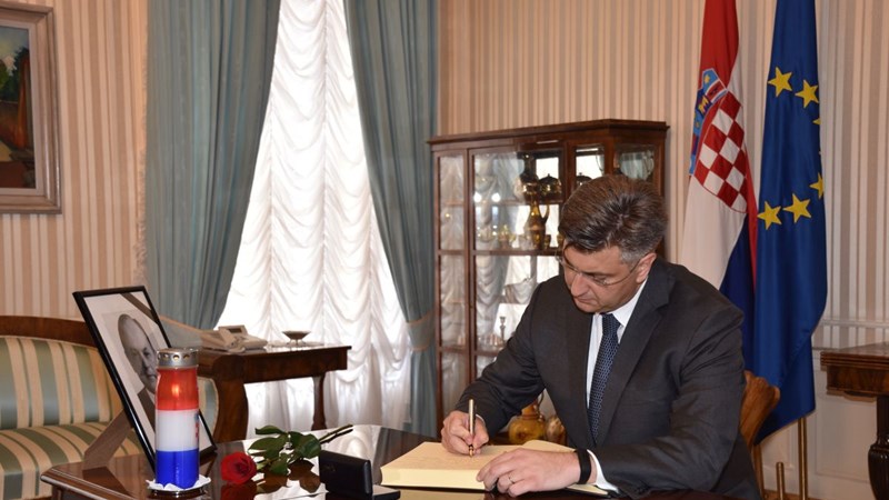 Predsjednik Vlade Plenković upisao se u knjigu žalosti u povodu smrti Hrvoja Šarinića